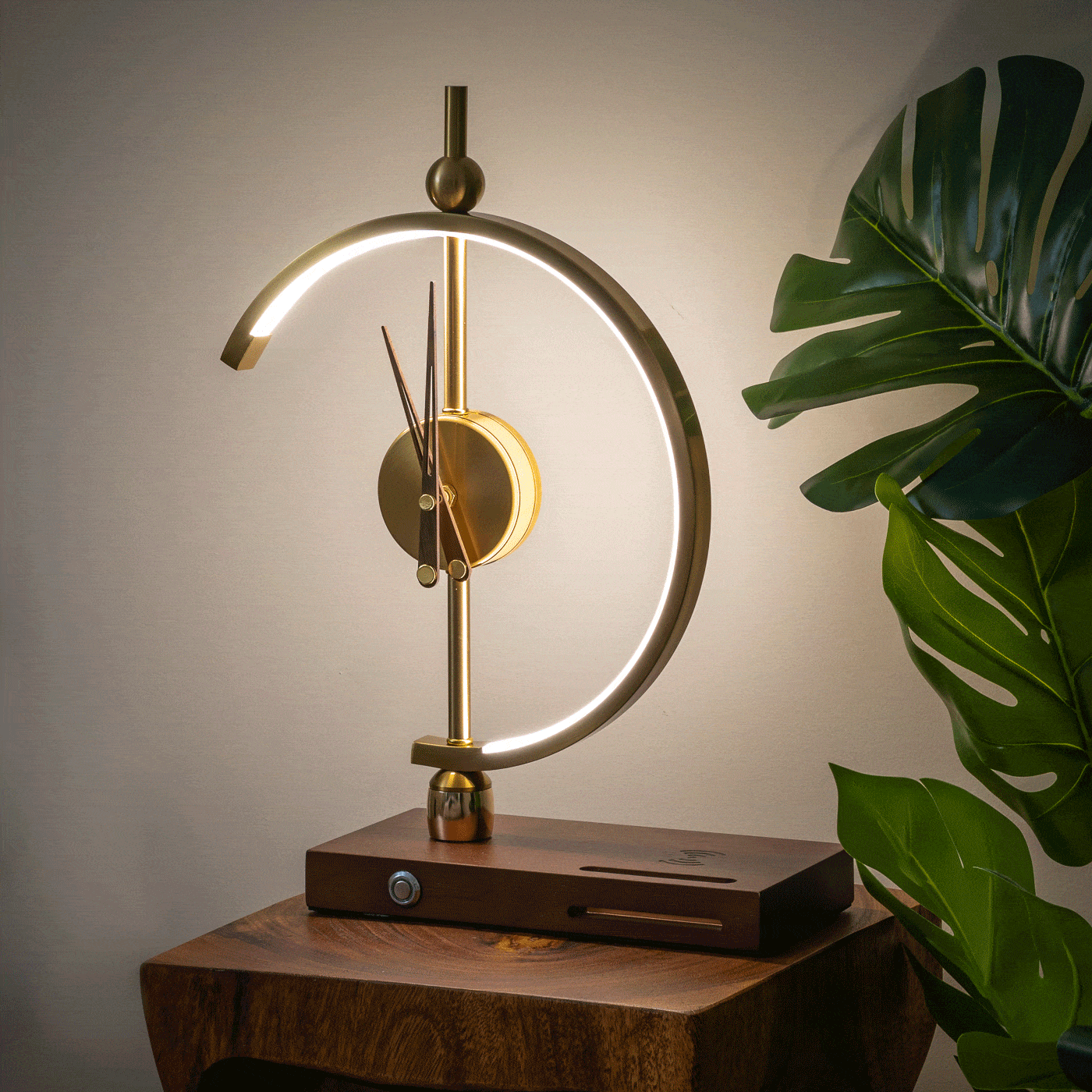 Modern Clock Lamp with Wireless Charger – With Built-In Clock & Qi Charging Pad